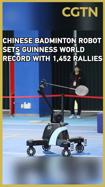 Robot chino de bádminton rompe récord Guinness con 1,452 intercambios video poster