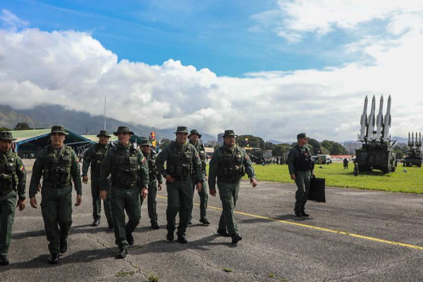 Venezuela jura a 5,600 nuevos soldados en medio de la creciente presión militar de EE. UU.