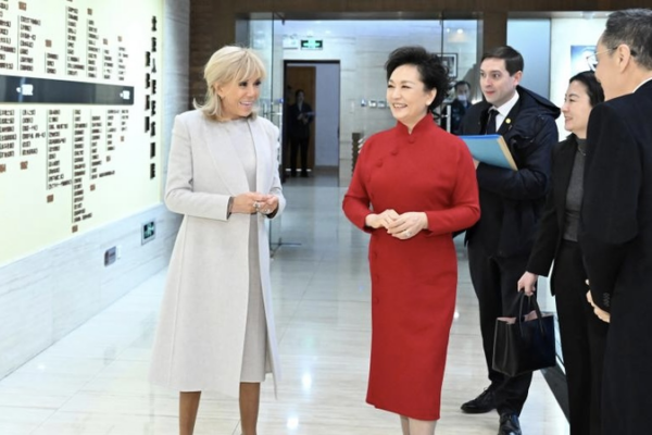 Peng Liyuan y Brigitte Macron visitan el Teatro de Arte Popular de Pekín video poster