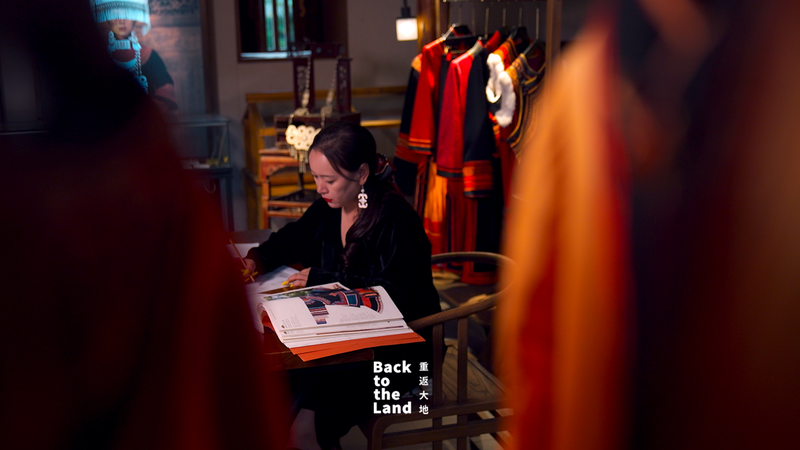 CHINAYI_lleva_el_bordado_Yi_al_escenario_global video poster