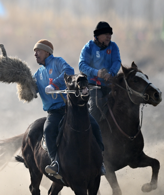 Buzkashi en Xinjiang: tradición ecuestre impulsa la vitalidad rural video poster