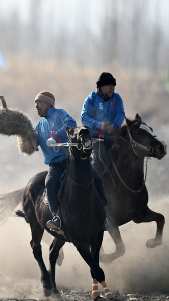 Buzkashi en Xinjiang: tradición ecuestre impulsa la vitalidad rural video poster