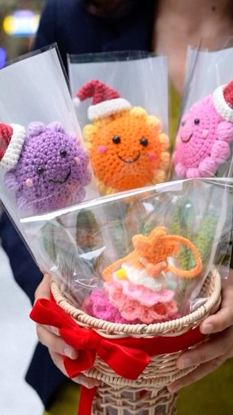 Feria solidaria en Hong Kong recauda fondos para víctimas de incendio mortal video poster