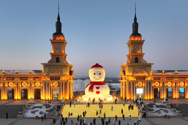 Harbin celebra el invierno con su muñeco de nieve gigante de 19 metros video poster