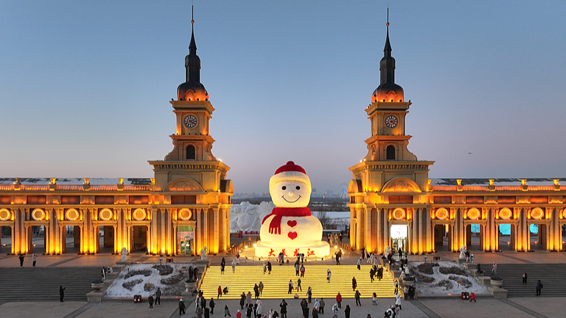 Harbin celebra el invierno con su muñeco de nieve gigante de 19 metros video poster