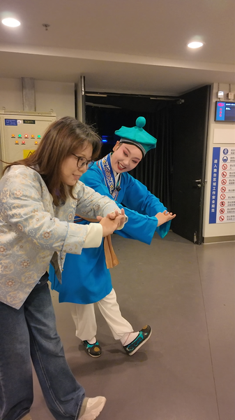 Guía de postura en la Ópera Huangmei: el arte del movimiento video poster