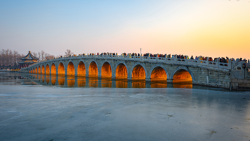 Golden_sunset_on_the_17_arch_bridge_of_the_Summer_Palace video poster