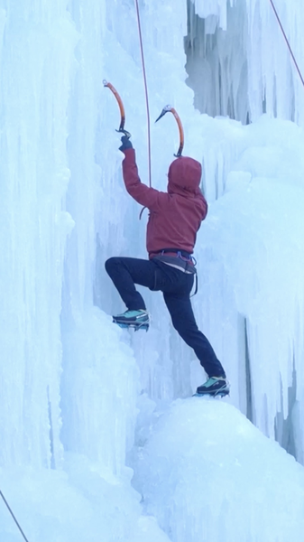Invierno_en_China__cascadas_de_hielo_y_luces_que_enamoran video poster