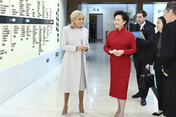 Peng Liyuan y Brigitte Macron visitan el Teatro de Arte Popular de Pekín