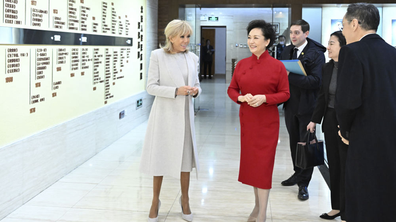 Peng Liyuan y Brigitte Macron visitan el Teatro de Arte Popular de Pekín