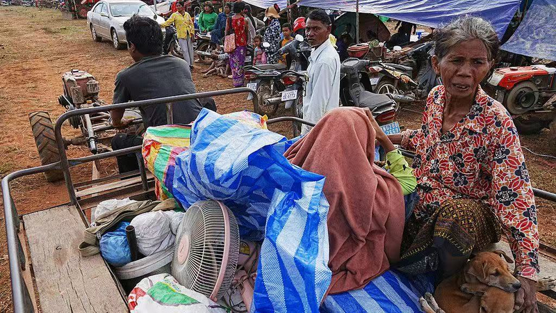 Campamento de evacuación en Chong Kal tras choques Tailandia-Camboya video poster