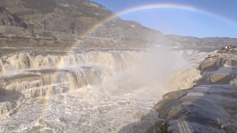 Magia invernal: arcoíris doble en la cascada de Hukou video poster