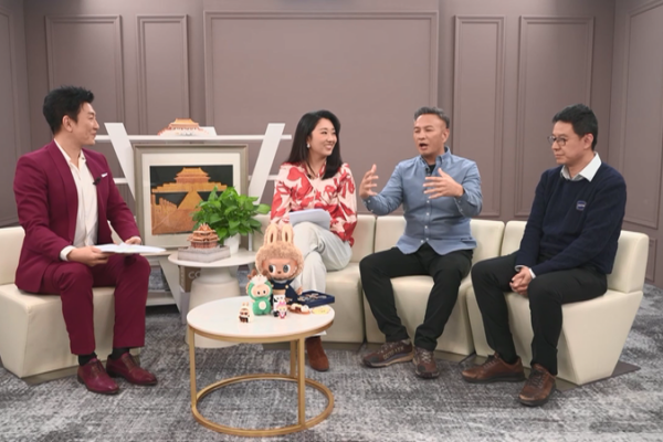 ¿Qué preguntan los turistas al llegar a China? ¡Descúbrelo con un guía local! video poster