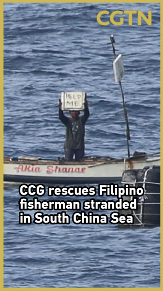 La_Guardia_Costera_de_China_rescata_a_un_pescador_filipino_en_el_Mar_de_China_Meridional video poster