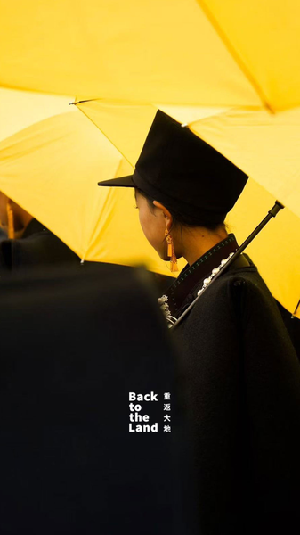 La_moda_Yi__colores_y_bordados_del_suroeste_de_China video poster