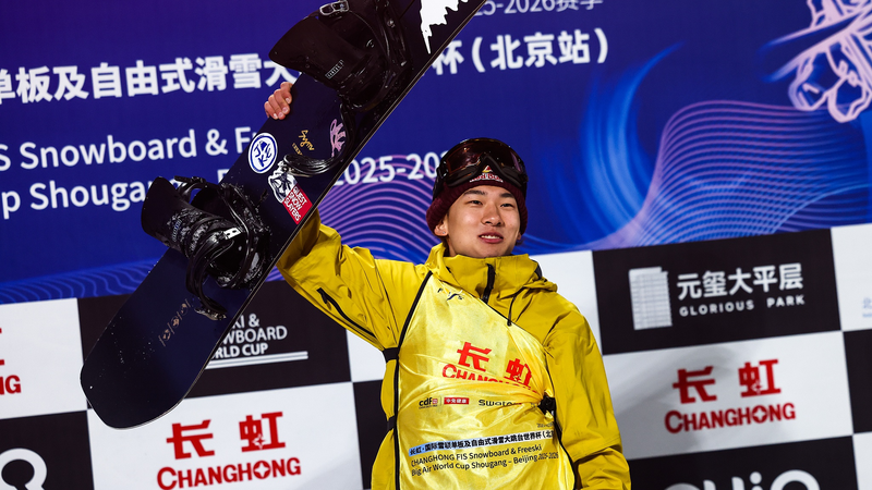 Su Yiming logra Récord Guinness con su doble 1980 en snowboard