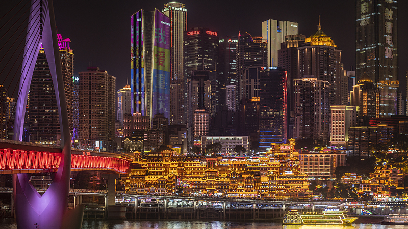 Descubre el mágico paisaje nocturno de Hongya Cave en Chongqing video poster