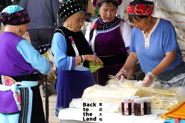 Mercado_matutino_de_Dali__la_vida_vibrante_de_los_Bai_al_amanecer