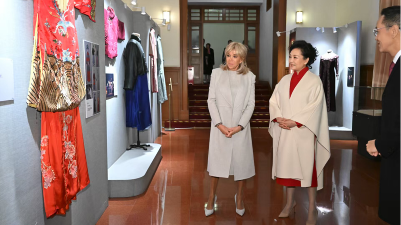 Peng Liyuan y Brigitte Macron visitan el Teatro de Arte Popular de Pekín
