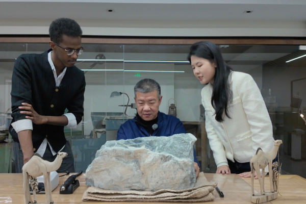 Escultura de jade celebra 65 años de lazos China-Somalia video poster
