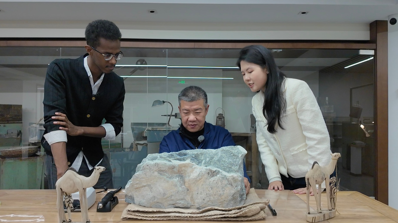 Escultura de jade celebra 65 años de lazos China-Somalia video poster