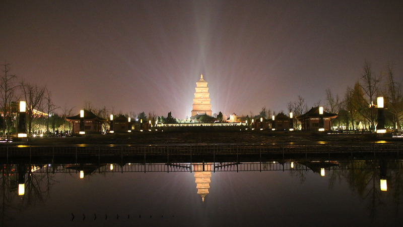 Noche mágica en la Pagoda Dayan de Xi'an: joya Tang iluminada video poster