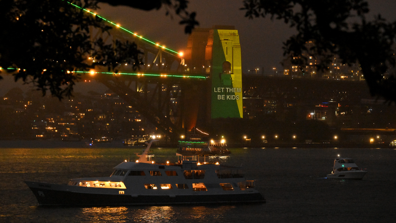 Australia prohíbe redes sociales a menores de 16 en medida histórica video poster