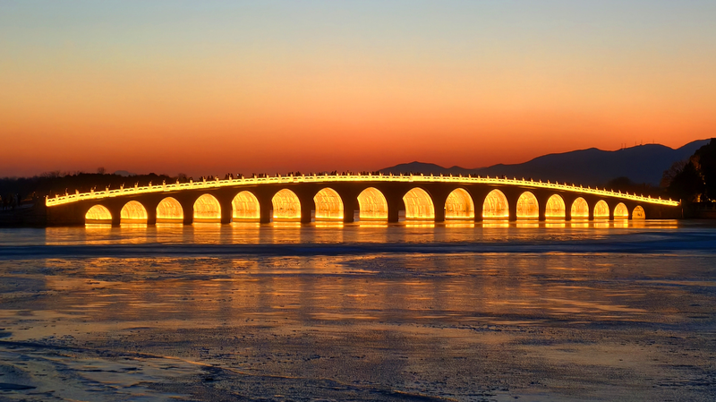 Sinfonía dorada: el Puente de los 17 Arcos brilla en el solsticio de invierno