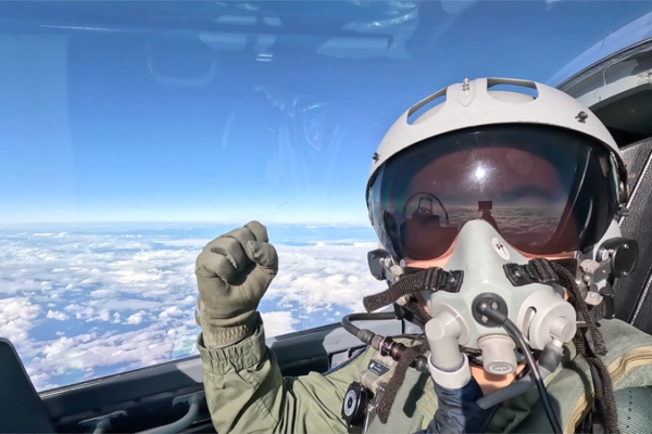 Tan_cerca_y_tan_bello__PLA_lanza_video_viral__Visita_Taipei__China_Anytime_ video poster