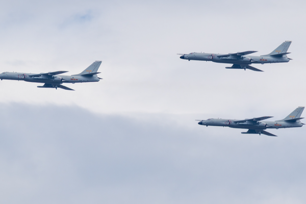 Bombarderos del EPL patrullan al este de la isla de Taiwán