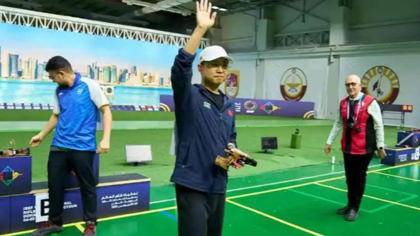 Li Yuehong retiene el oro en pistola de fuego rápido en la Copa Mundial ISSF de Doha