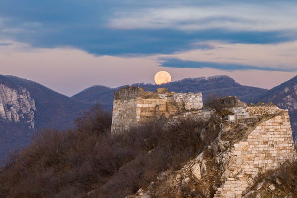 Última superluna de 2025: La fría "Luna Fría" brilla intensamente