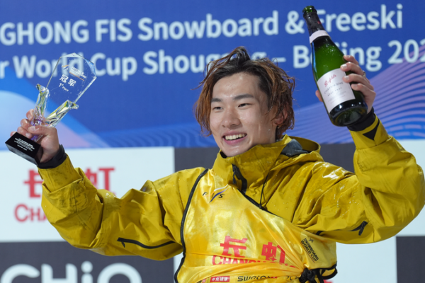 Su Yiming gana títulos consecutivos de Big Air en snowboard en Beijing