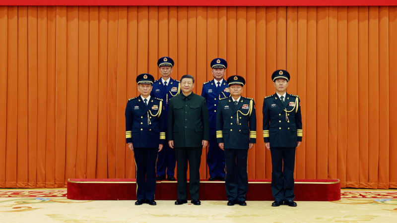 Xi_Jinping_asciende_a_dos_oficiales_al_rango_de_general_en_ceremonia_militar video poster