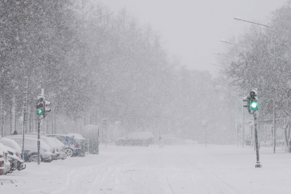 Frío ártico paraliza Europa: nieve, hielo y caos en transportes
