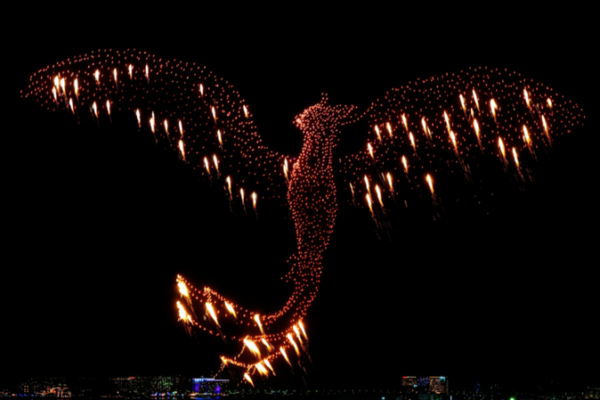Récord mundial: fénix gigante de drones ilumina Año Nuevo en Ras Al Khaimah