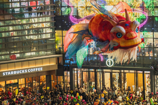 Espectacular linterna Aoyu flota en Enshi para recibir el Año Nuevo