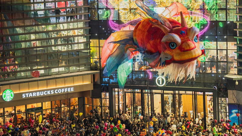 Espectacular linterna Aoyu flota en Enshi para recibir el Año Nuevo