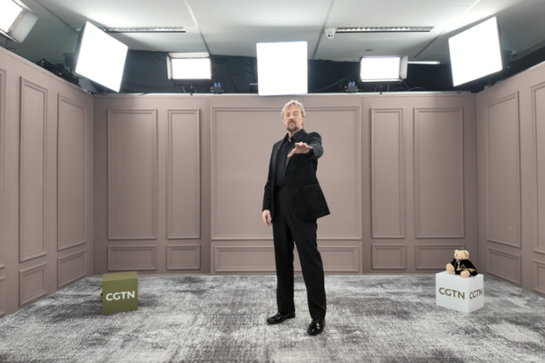 El Fantasma sin máscara: John Owen-Jones cautiva solo con su voz video poster