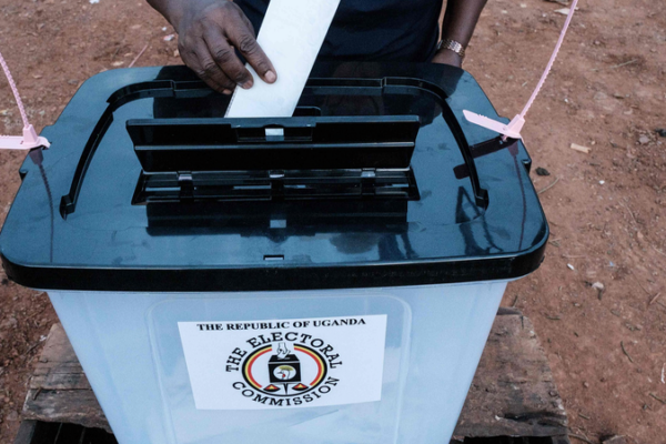 Uganda prohíbe transmisiones de disturbios antes de elecciones