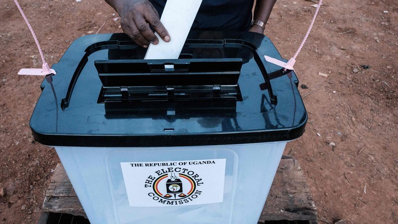 Uganda prohíbe transmisiones de disturbios antes de elecciones