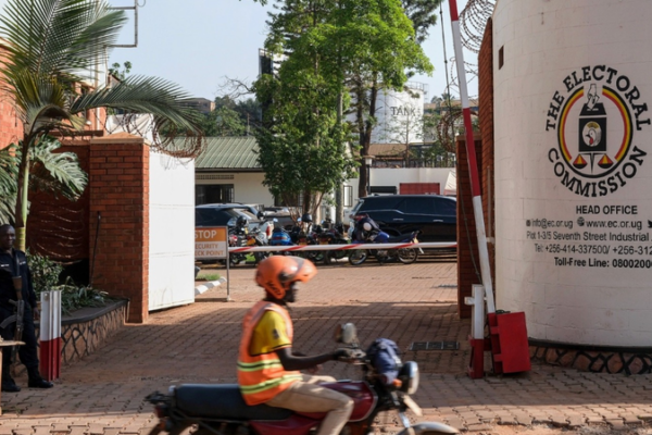 Uganda se prepara para las elecciones del 15 de enero con 50.000 centros de votación video poster