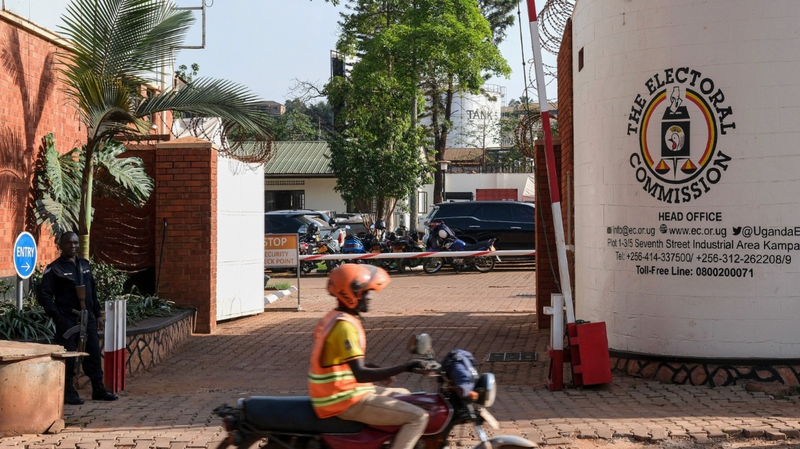 Uganda se prepara para las elecciones del 15 de enero con 50.000 centros de votación video poster