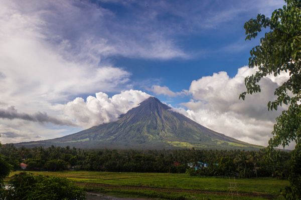 Filipinas eleva a alerta 2 el volcán Mayon tras incremento de actividad