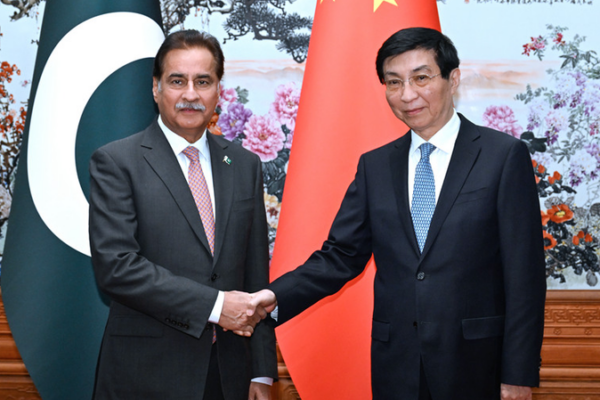 Wang Huning y Ayaz Sadiq celebran 75 años de alianza China-Pakistán