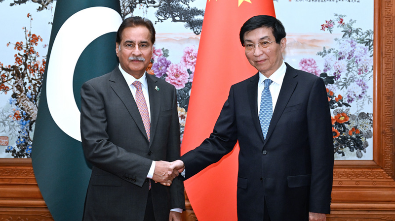 Wang Huning y Ayaz Sadiq celebran 75 años de alianza China-Pakistán