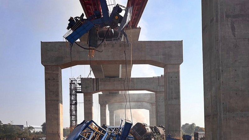 Tragedia en Tailandia: grúa colapsa sobre tren y deja varios muertos video poster