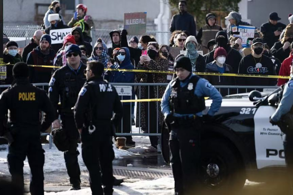 Ruidazo en Minneapolis por mayor operación migratoria federal video poster