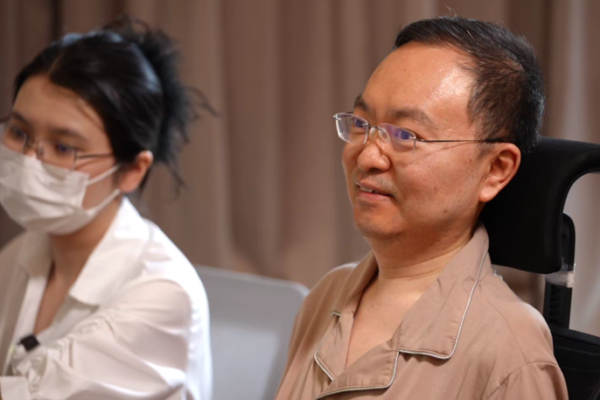 Cai Lei: emotiva carta de Año Nuevo y su lucha contra el ELA video poster