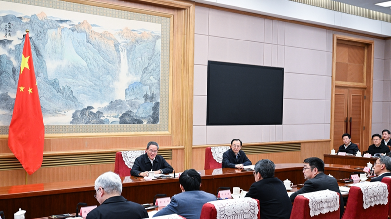 Li Qiang lidera revisión del informe de trabajo y el 15° Plan Quinquenal